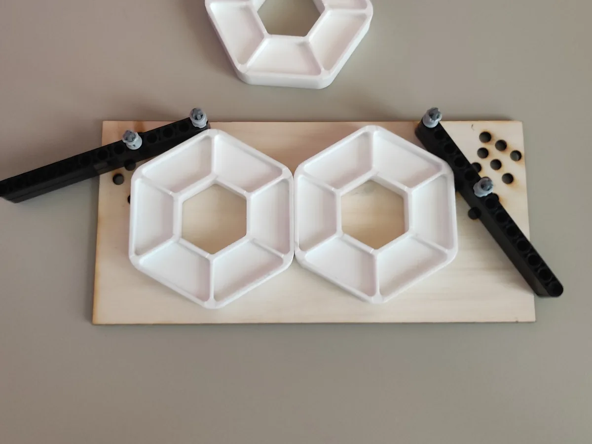 The testing bench: two PIXELS between adjustable walls bolted to a plywood board